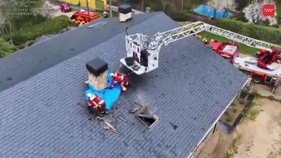 Bomberos extinguen un incendio originado en la chimenea de una vivienda en Los Molinos