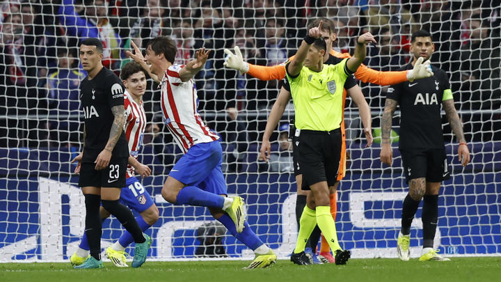 Le Normand ante el Tottenham / EFE