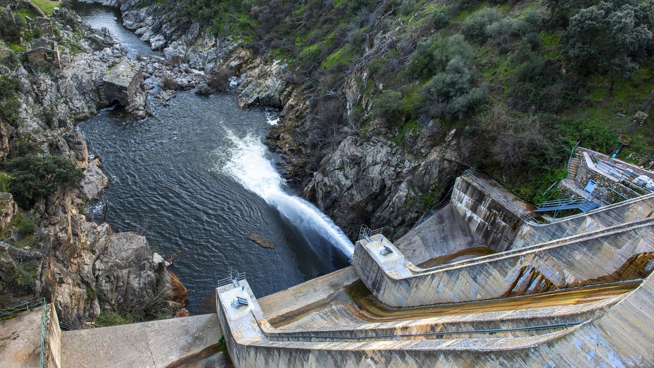 Embalse y presa de Picadas en Aldea del Fresno, Madrid