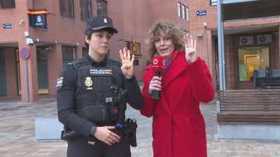 Una mujer hace la señal internacional de socorro y una policía de paisano logra detener a su agresor