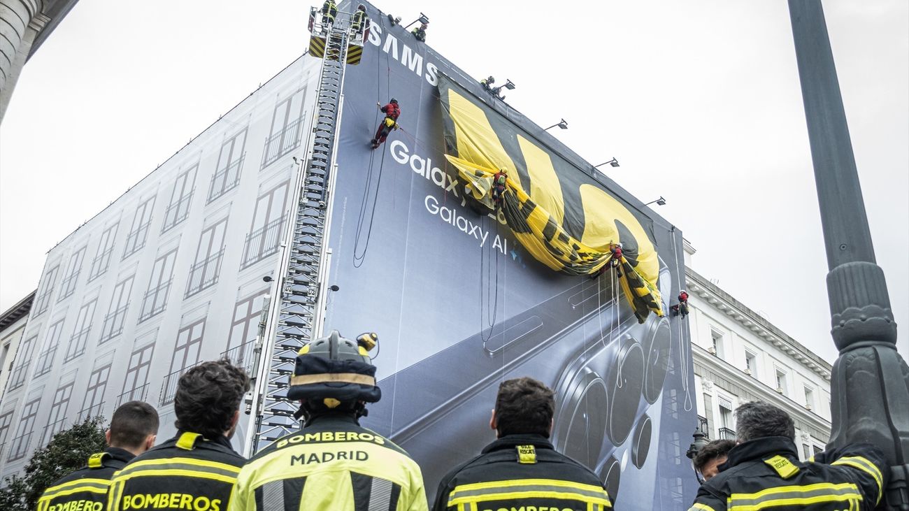Greenpeace despliega una gran lona con el lema 'No a la guerra' en plena Puerta del Sol