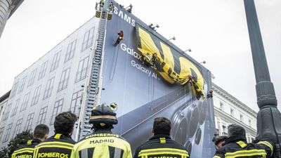 Greenpeace despliega una gran lona con el lema 'No a la guerra' en plena Puerta del Sol