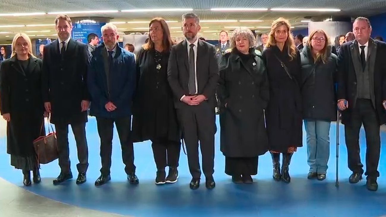 Instalan una nueva placa y un soporte para flores y velas en el memorial del 11M en Atocha
