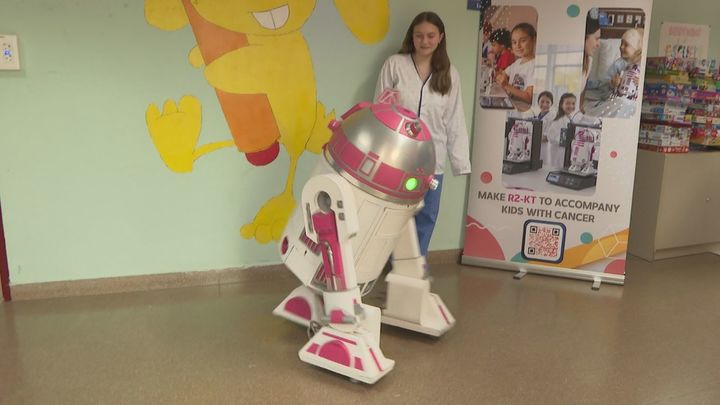 Katy, un robot inspirado en Star Wars, visita a los niños hospitalizados en el Hospital Fundación de Alcorcón