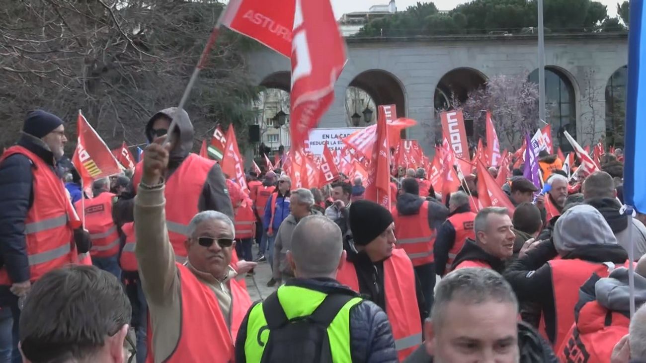 Cientos de transportistas protestan ante Transportes pidiendo la jubilación anticipada