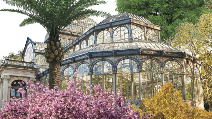 El Palacio de Cristal del Parque del Retiro rodeado de vegetación / GUADARRAMISTAS EDITORIAL