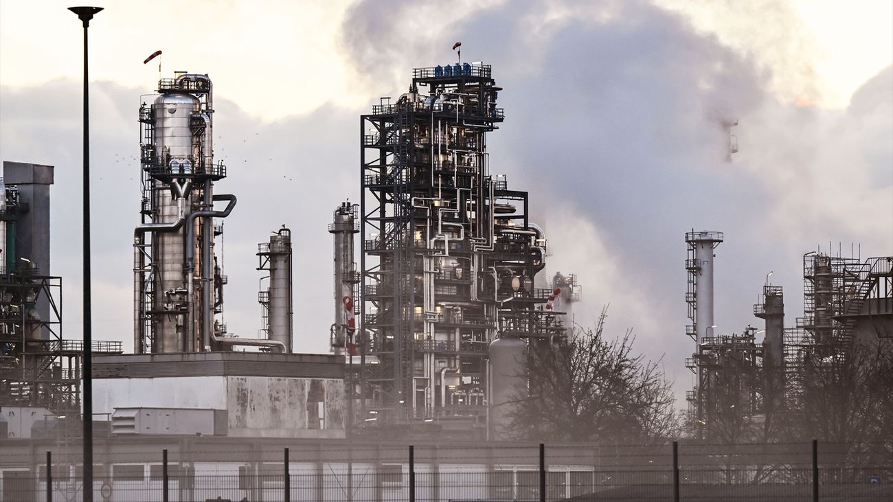 El petróleo dispara su precio y España liberará reservas: 12 días de crudo para aliviar la tensión del mercado