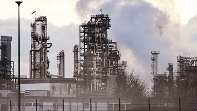 El petróleo dispara su precio y España liberará reservas: 12 días de crudo para aliviar la tensión del mercado