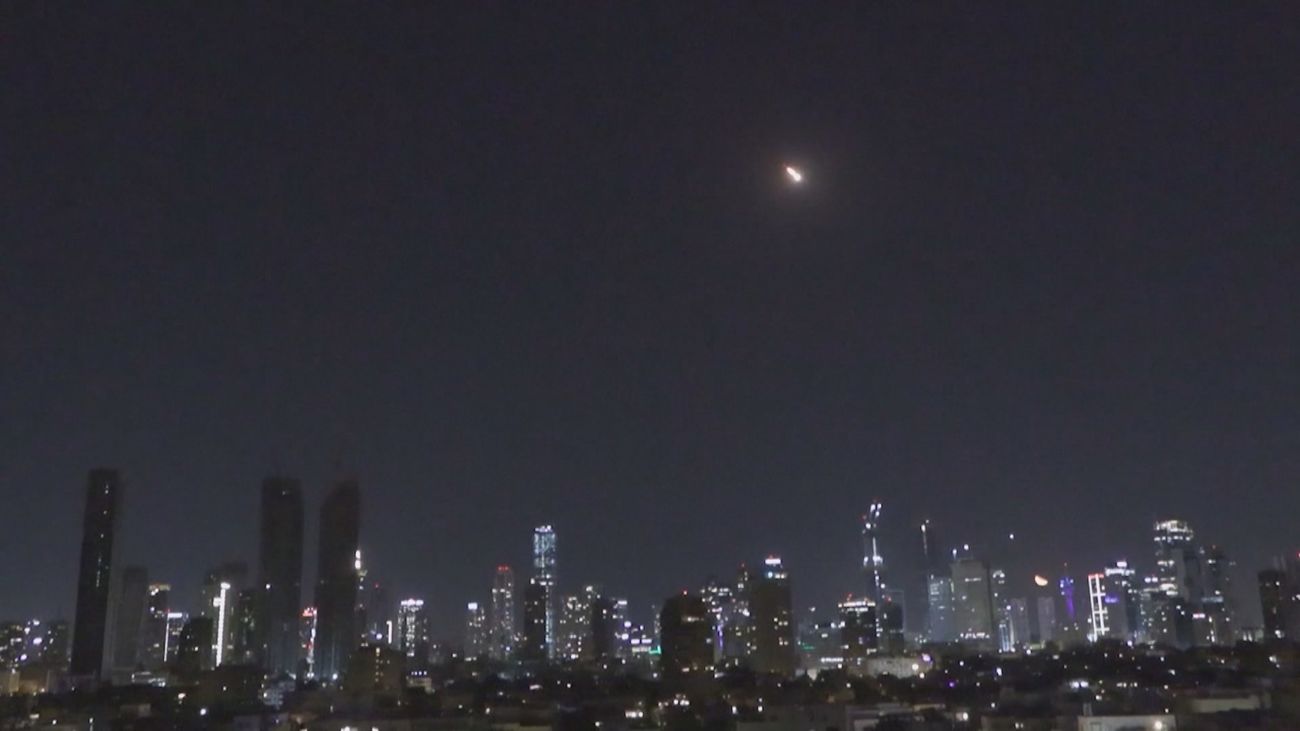 Irán lanza una nueva oleada de bombardeos contra Israel y bases estadounidenses en Irak