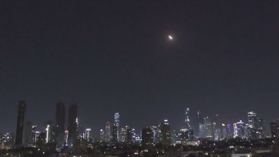 Irán lanza una nueva oleada de bombardeos contra Israel y bases estadounidenses en Irak