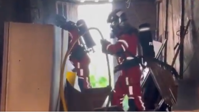 Los bomberos sofocan un incendio en un almacén de Fuenlabrada