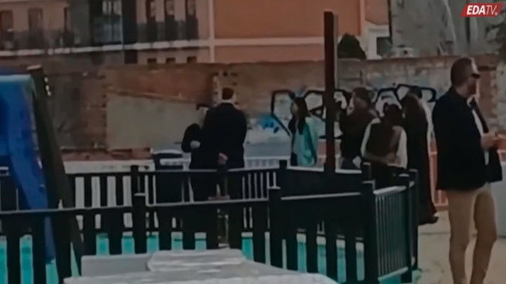 Sánchez blinda Fuenlabrada para grabar un vídeo de TikTok entre gritos de "sinvergüenza"