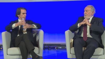 Aznar y Mayor Orejan coinciden en que España necesita una "mayoría sólida" para salir de la crisis