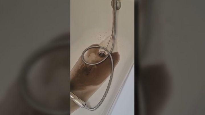 Filtros marrones y bañeras con barro: la prueba del agua no potable en Aldea del Fresno