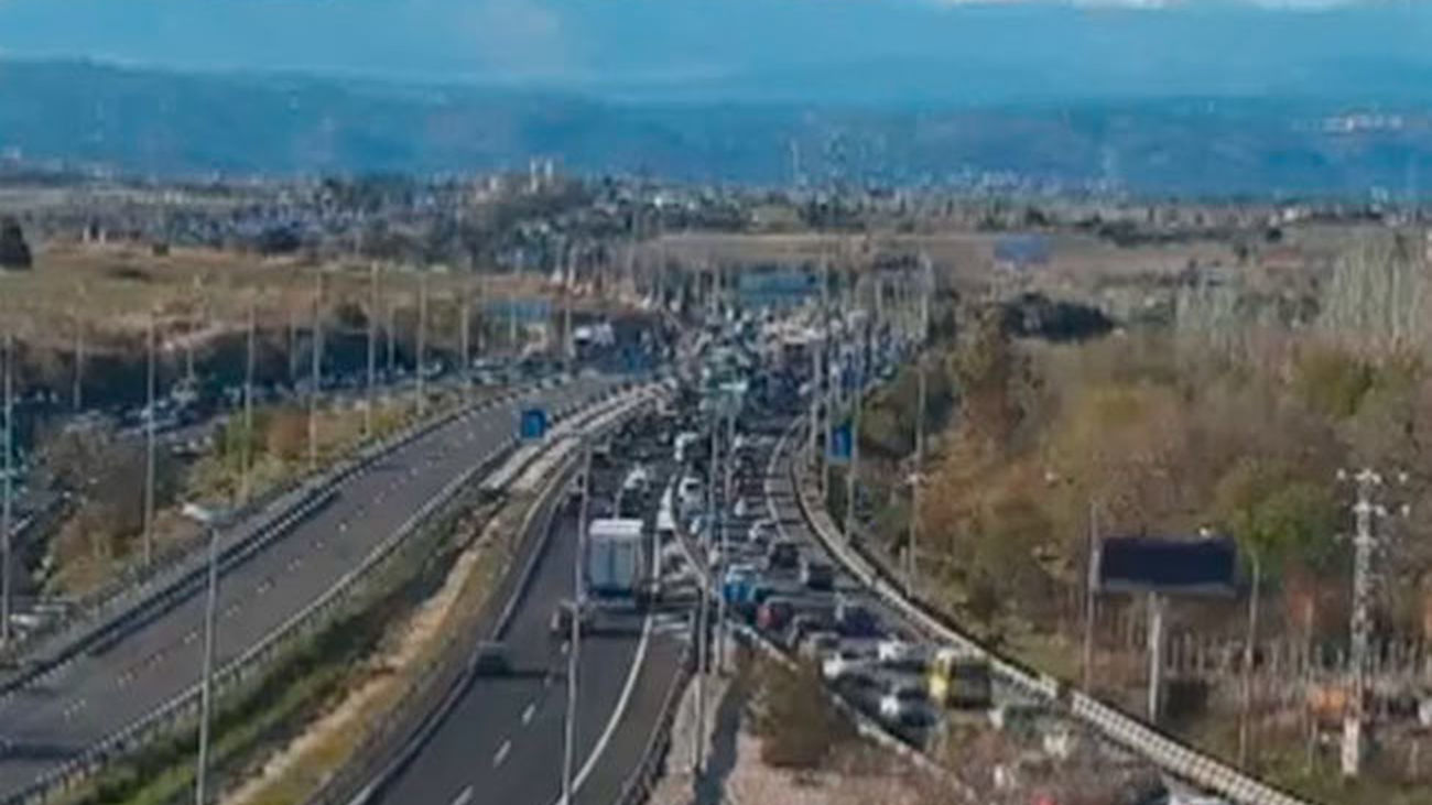 Cortado el tráfico en la M-50, sentido A-5, por el vertido de material peligroso de un camión