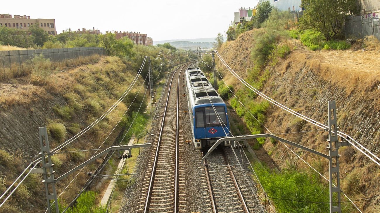 Tren de la L9B de Metro a su paso por Rivas Vaciamadrid