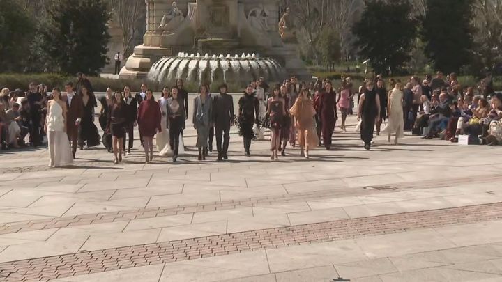 Desfile de moda en la Plaza de España de Madrid