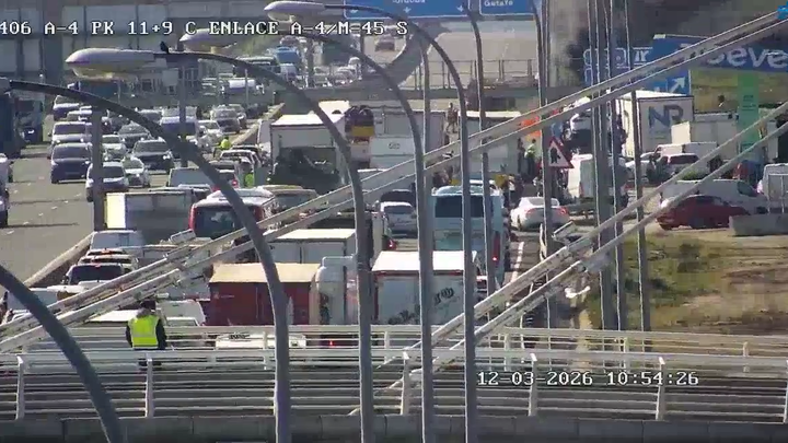 El incendio de un coche corta la A-4 en Getafe y provoca kilómetros de retenciones