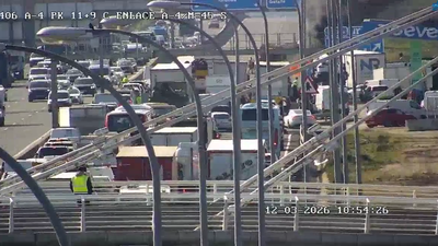 El incendio de un coche corta la A-4 en Getafe y provoca kilómetros de retenciones