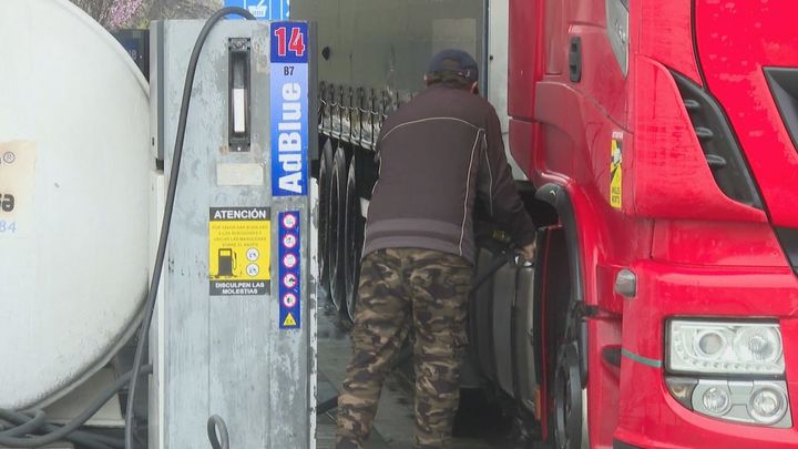 EE.UU. autoriza la compra temporal de petróleo ruso para frenar la escalada de precios