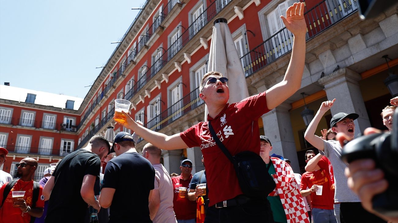 Aficionados del Liverpool y del Tottenham en la Plaza Mayor de Madrid en la víspera de la final de la Liga de Campeones