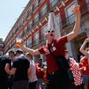 Aficionados del Liverpool y del Tottenham en la Plaza Mayor de Madrid en la víspera de la final de la Liga de Campeones