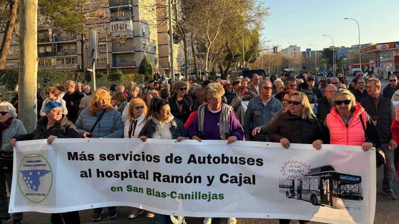 Protesta en San Blas para pedir mejor servicio de EMT hasta el Hospital Ramón y Cajal