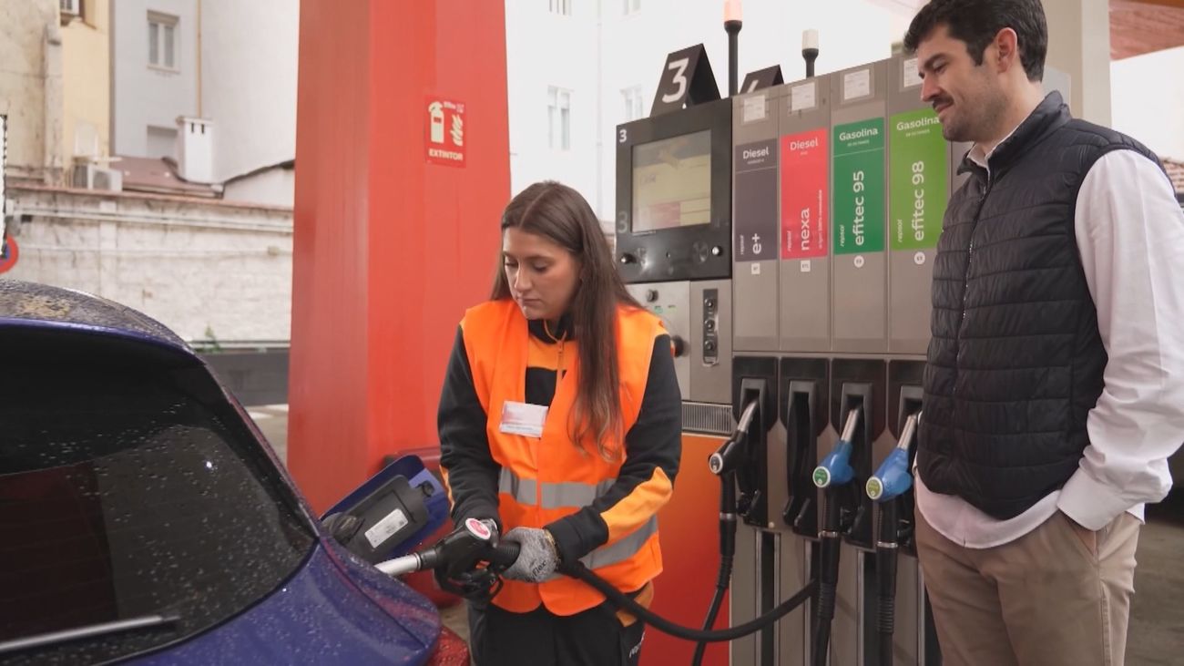 Los carburantes siguen subiendo y el barril de brent supera los 100 dólares