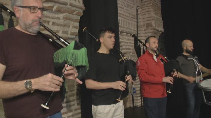 Una banda de Guadarrama pone el sonido asturiano al Gran Desfile de San Patricio en Gran Vía