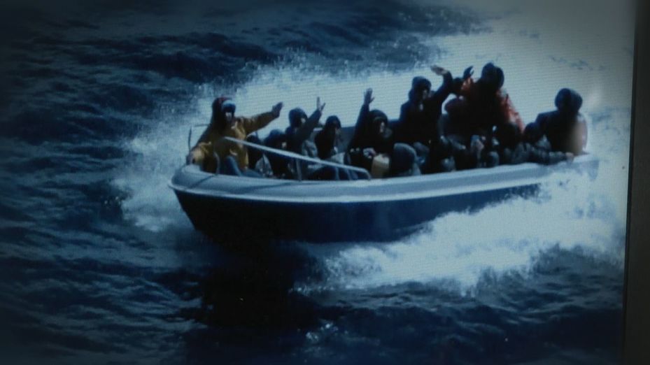 Por primera vez se graba un servicio aéreo de la Guardia Civil en el que se intercepta una embarcación ilegal