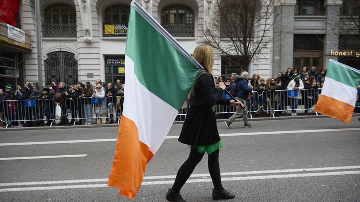 Cortes de tráfico y cierre de accesos de metro a Gran Vía por el desfile de San Patricio