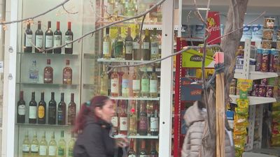 Vallecas, barra libre de alcohol 24 horas: "Cierran tiendas y ponen licorerías"