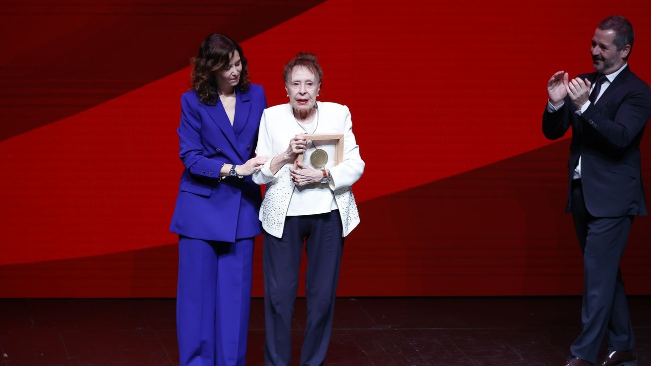 Ayuso y Gemma Cuervo, en la entrega a la actriz del premio Cultura de lka Comunidad de Madrid en 2024