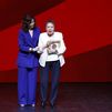 Ayuso y Gemma Cuervo, en la entrega a la actriz del premio Cultura de lka Comunidad de Madrid en 2024