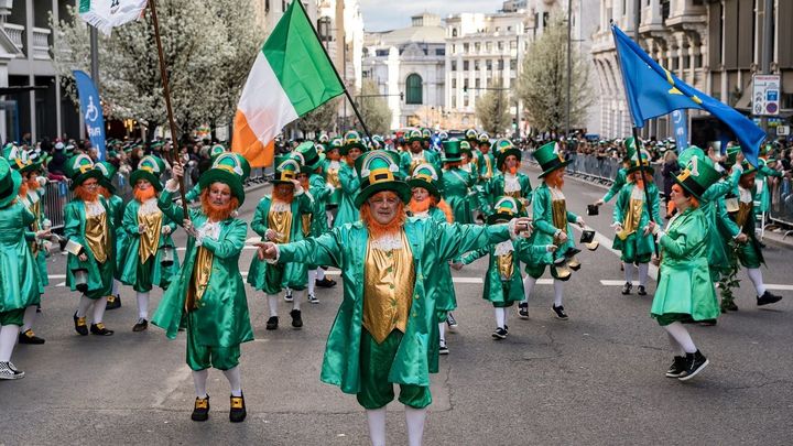 La 'Green' Vía se tiñó de verde para celebrar San Patricio