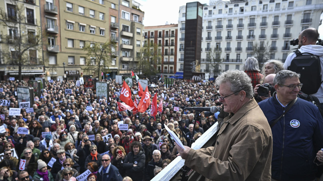 El periodista y humorista Juan Luis Cano lee un manifiesto durante la protesta convocada por la plataforma PararLaGuerra este sábado en Madrid
