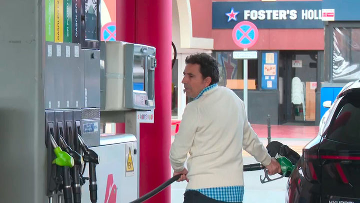 Colas y largas esperas en las gasolineras 'low cost', ante el alza de precios de los combustibles