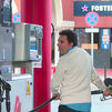 Un conductor reposta en una gasolinera