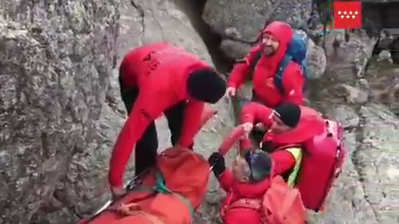 Rescatados en la sierra madrileña una mujer herida y dos senderistas atrapados por la niebla