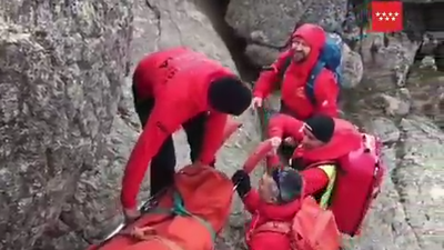 Rescatados en la sierra madrileña una mujer herida y dos senderistas atrapados por la niebla