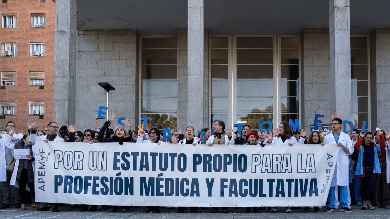 Decenas de médicos durante una concentración, frente al Hospital Clínico San Carlos