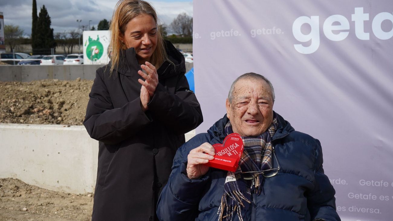 La alcaldesa de Getafe, Sara Hernández, junto a Gregorio Serrano en la colocación de la primera piedra del  nuevo campo de fútbol