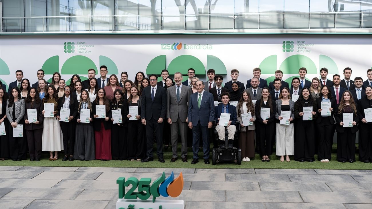 Felipe VI entrega en San Agustín de Guadalix las becas Iberdrola para impulsar el empleo y el talento