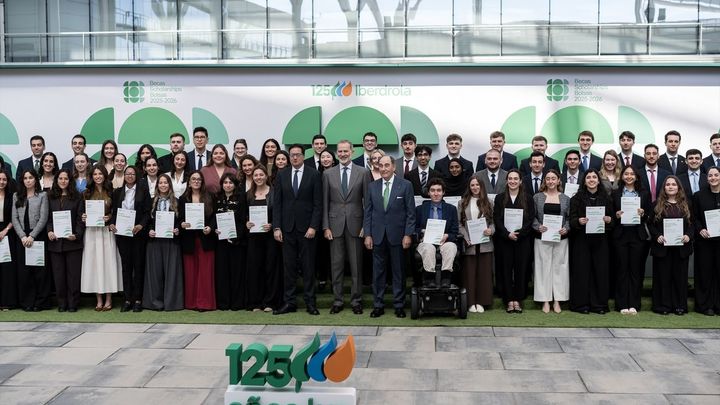 Felipe VI entrega en San Agustín de Guadalix las becas Iberdrola para impulsar el empleo y el talento