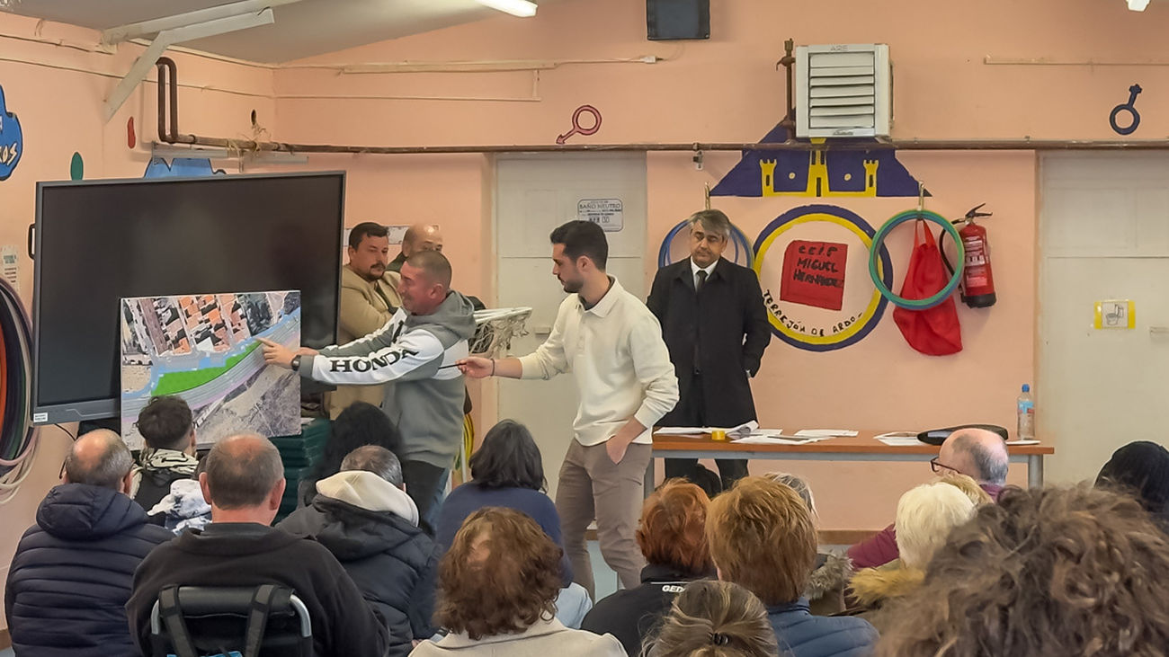 Reunión de los vecinos, el Ayuntamiento de Torrejón y la constructora de la Ronda Sur