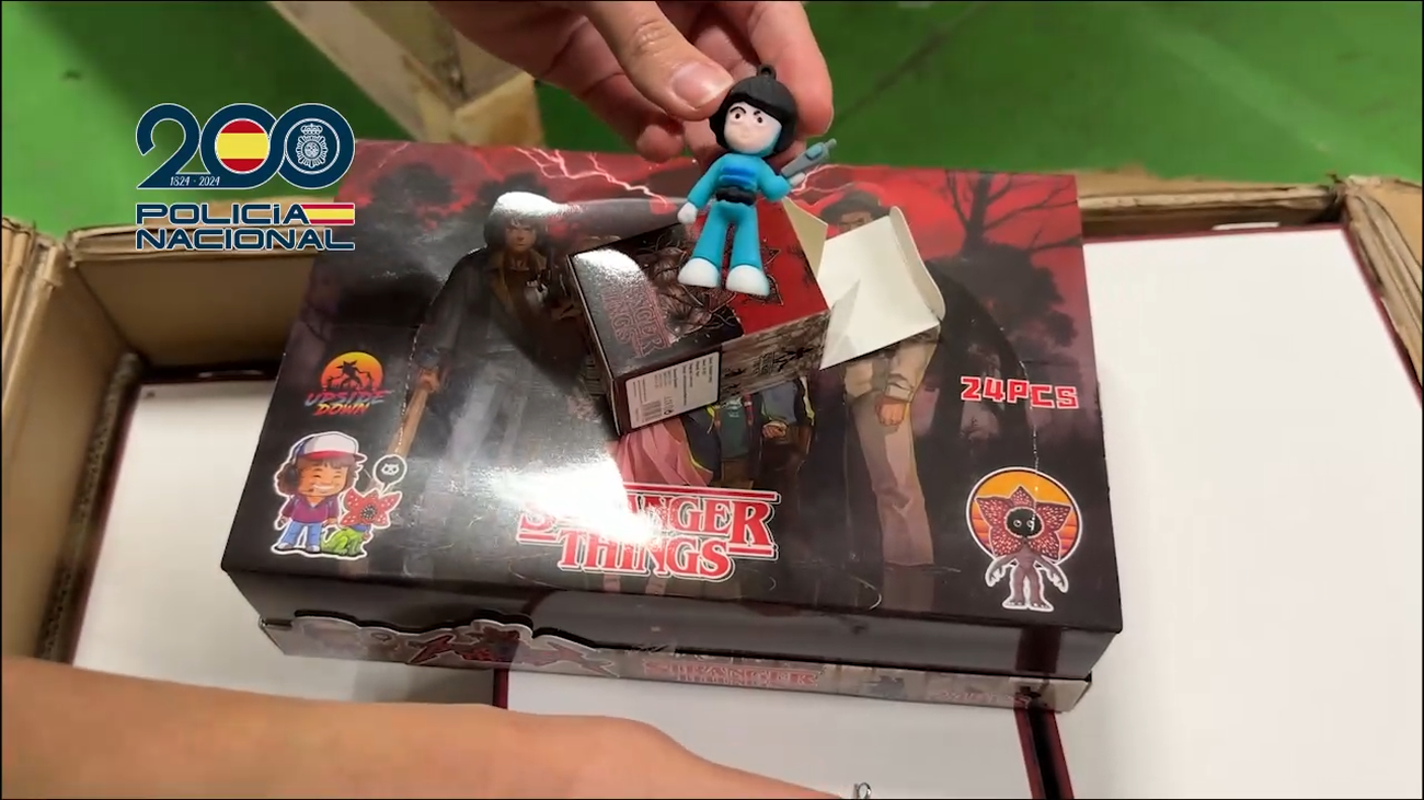 Incautados más de 600.000 juguetes falsos de 'Stranger Things' en varias naves de Madrid