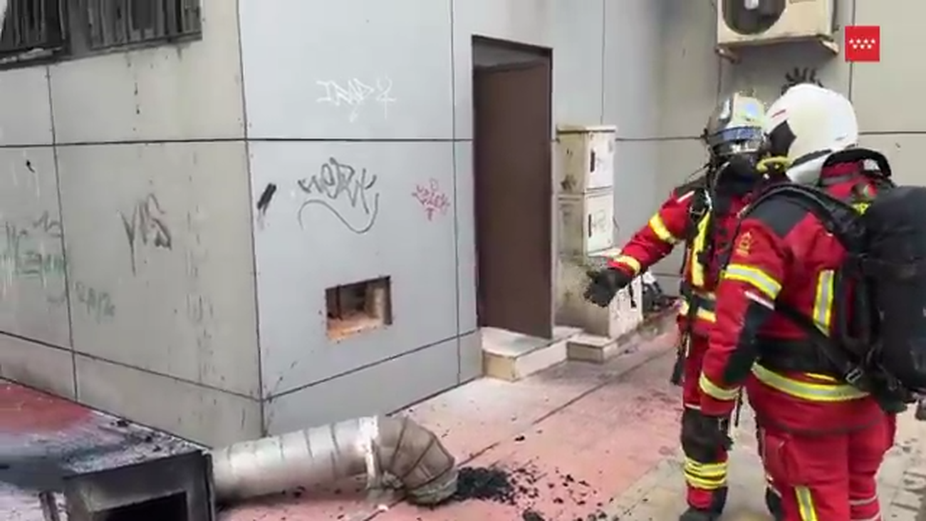 Dos heridos por intoxicación de humo en el incendio en un restaurante en Coslada