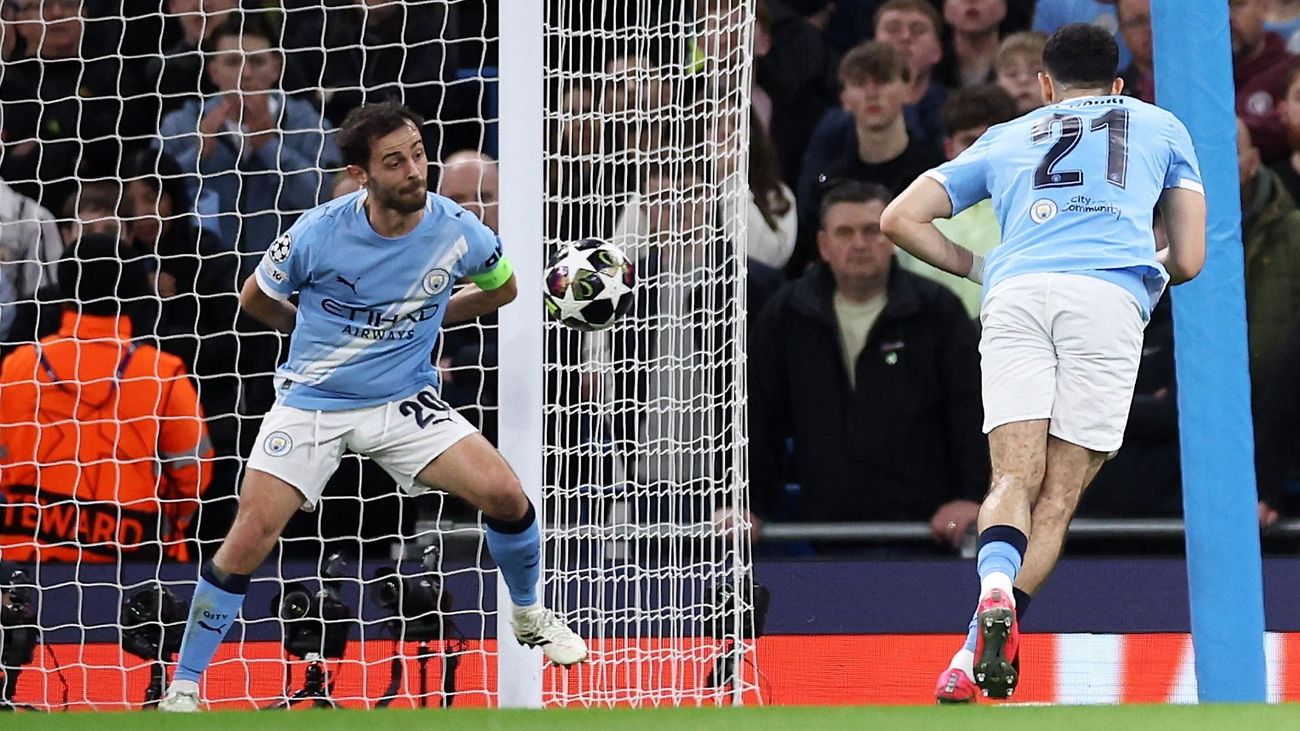 Bernardo Silva comete un penalti