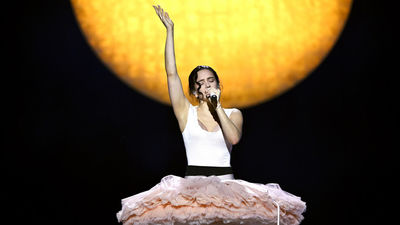 Rosalía deslumbra en Lyon en el inicio del 'Lux Tour'