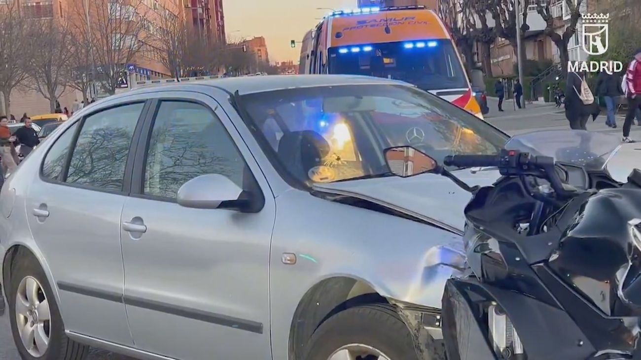 Grave accidente en San Blas: un motorista de 35 años, herido muy grave tras chocar frontalmente contra un coche